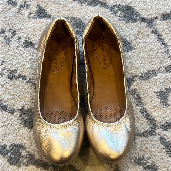 Corso Como Gold Ballet Flats with Metallic Finish - Picture 2 of 5